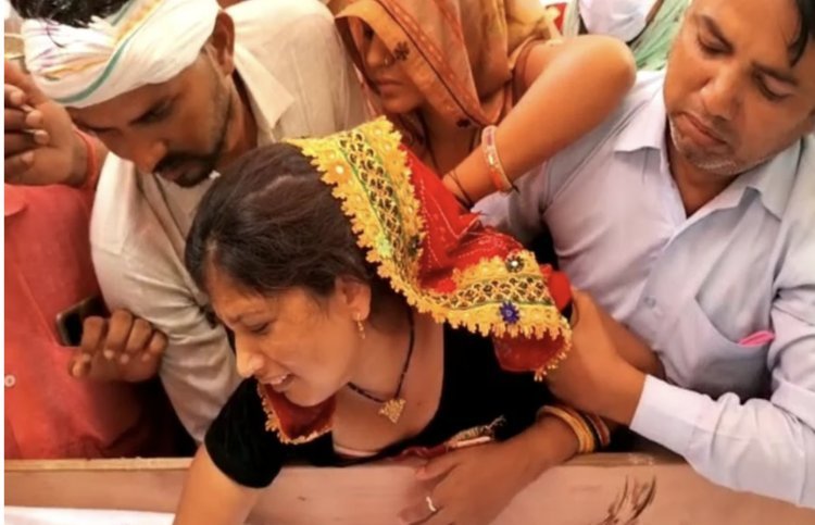 Veerangana gave last farewell to the martyr by giving a salute on the moustache, 32 km long tricolor journey
