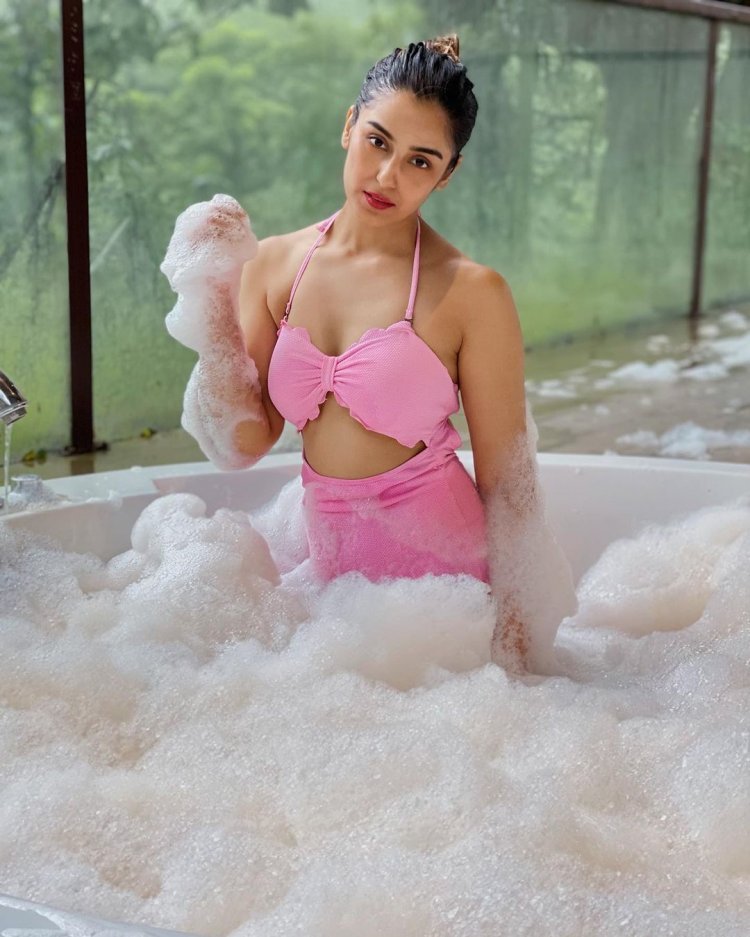 Who is the new beauty of the 'The Kapil Sharma Show' locality? Comedian's heart came on leaving wife