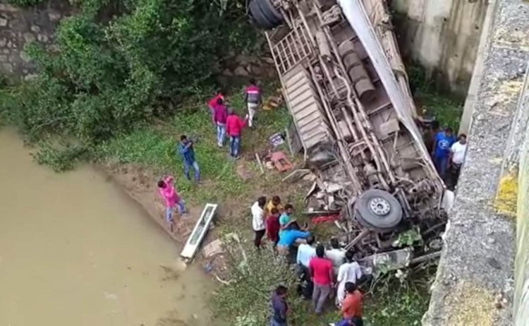 Bus going from Giridih to Ranchi fell into river in Hazaribagh, 7 killed, 45 injured