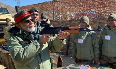 PM Modi in Kargil on the occasion of Deepawali, meeting soldiers, said- 'Diwali'