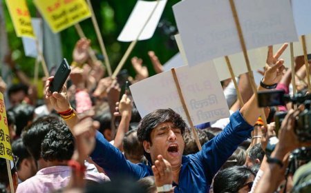 Uproar in Delhi over removal of slums, AAP's protest in front of BJP office          