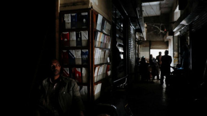 Darkness in Karachi, Pakistan! People got upset, electricity department did not give any answer