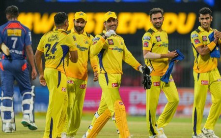 Dhoni completes 5000 runs in IPL, Sehwag's reaction will surprise you