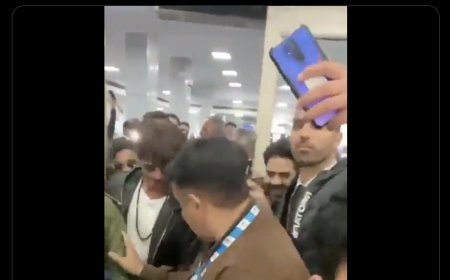 See how Shahrukh Khan was surrounded by fans, pushed and pushed, King Khan still calm