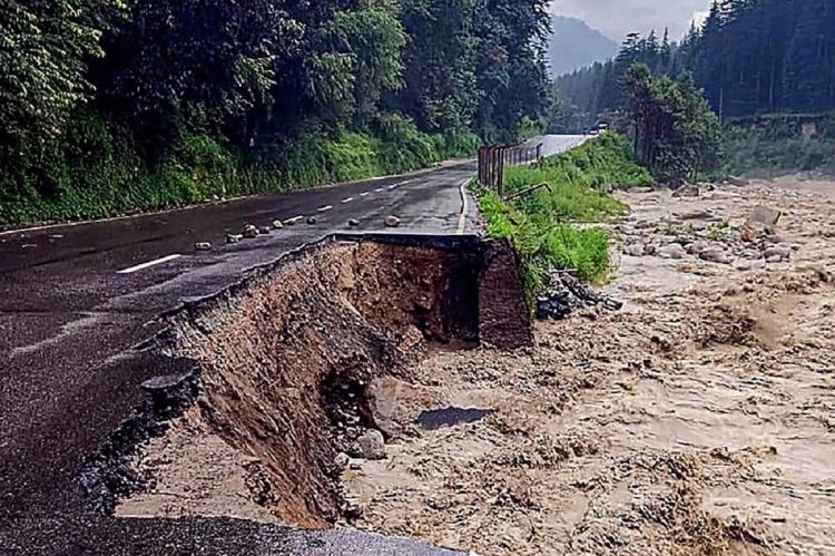 One woman killed, 4 injured due to landslide in Rampur's Ranpu village