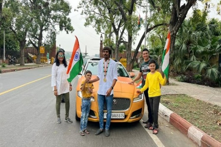 Gujarati youth reached Delhi with a car painted in tricolour, wishing to meet PM Modi and Amit Shah