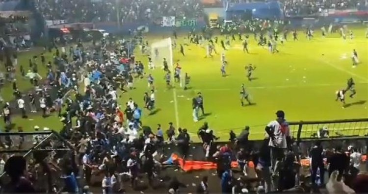 Riot during football match in Indonesia, more than 129 killed, 180 injured