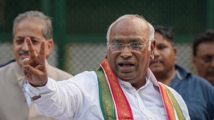 Mallikarjun Kharge was crowned in the presence of Sonia-Rahul, took over as the President at AICC Headquarters