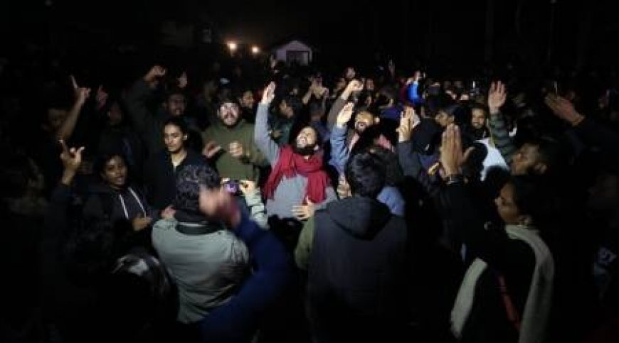 Ruckus in JNU over BBC documentary: stone pelting, electricity-internet also shut down, police filed complaint