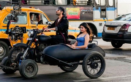 बॉलीवुड के 'शहजादा' कार्तिक आर्यन हावड़ा ब्रिज पर बाइक राइड करते हुए आए नजर!