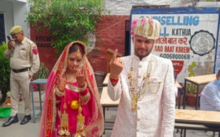 जम्मू-कश्मीर के कठुआ में दूल्हा-दुल्हन ने अपनी शादी के दिन डाला वोट