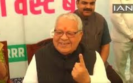 मतदान करने पहुंचे राजस्थान गवर्नर ने लोगों से भी की वोट डालने की अपील