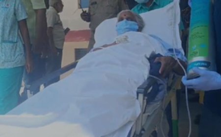 बेंगलुरु में स्ट्रेचर पर वोट डालने गई निमोनिया से पीड़ित 78 साल की महिला