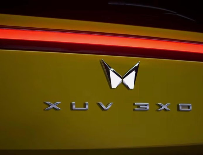 Mahindra XUV 3XO: पैनोरमिक सनरूफ के साथ सब 4 मीटर SUV
