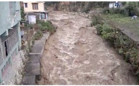 पुरोला में भारी बारिश: बाढ़ का खतरा, ओलावृष्टि से फसलों को नुकसान