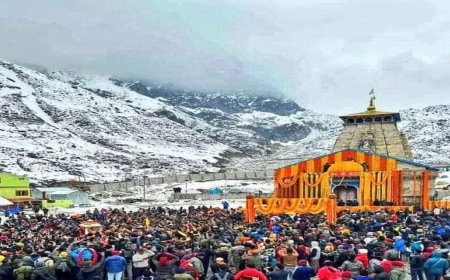 श्री केदारनाथ धाम में यात्रा व्यवस्थाओ से सन्तुष्ट दिख रहे श्रद्धालु।