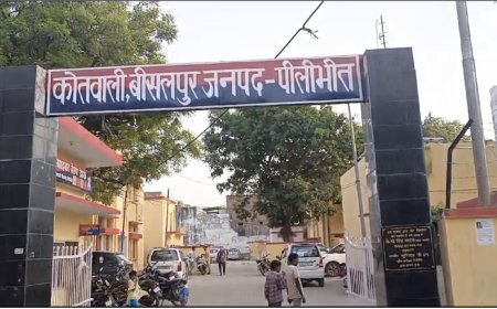पीलीभीत में खाद्य सुरक्षा अधिकारी पर 50 हजार रुपए मांगने का आरोप, ग्रामीणों ने किया हंगामा