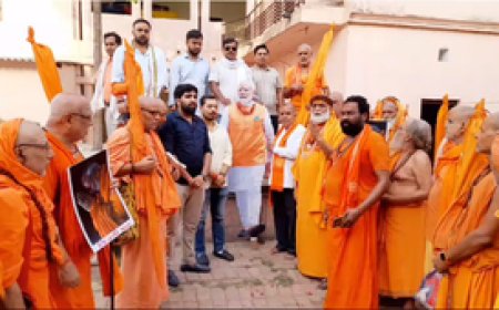 काशी के संतों ने किया पीएम मोदी का विजय तिलक