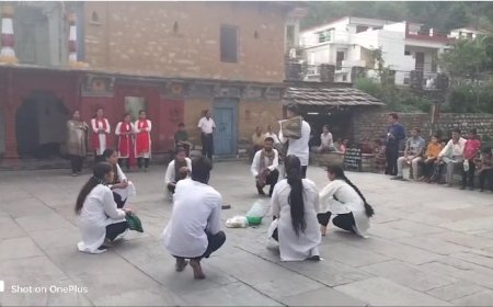 चमोली: बीएड छात्रों ने नुक्कड़ नाटक के माध्यम से फैलाया जागरूकता का संदेश
