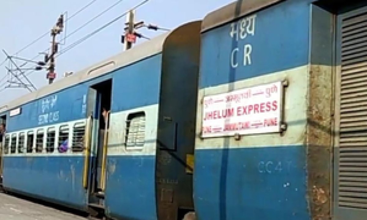 झेलम एक्सप्रेस में बम की सूचना, एक व्यक्ति हिरासत में