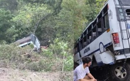 जम्मू-कश्मीर के रियासी में आंतकी हमला: बस खाई में गिरने से 10 की मौत