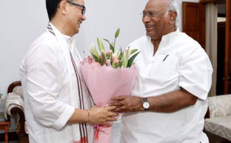 केंद्रीय मंत्री किरेन रिजिजू ने कांग्रेस अध्यक्ष मल्लिकार्जुन खड़गे से की मुलाकात