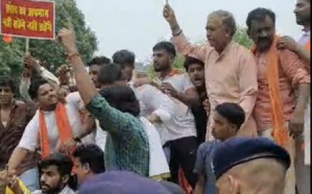 सांसद असदुद्दीन ओवैसी के खिलाफ जंतर-मंतर पर हिंदूवादी संगठनों ने किया प्रदर्शन