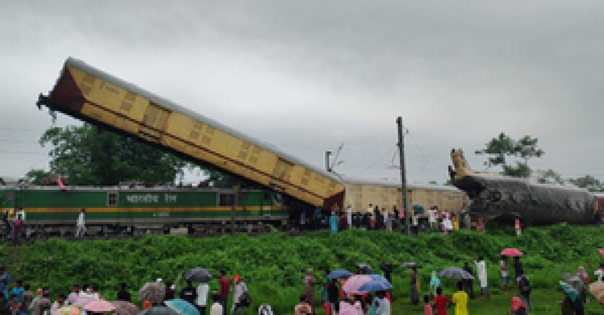 बंगाल में कंचनजंगा एक्सप्रेस और मालगाड़ी की टक्कर