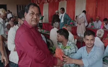 अनूठी पहल : बेटी की शादी में पिता ने बारातियों को भेंट में दिया 'भविष्य'