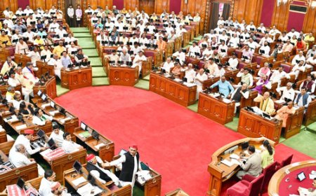 बिजली, बाढ़ और कानून व्यवस्था को लेकर यूपी विधानसभा में विपक्षी दलों का हंगामा