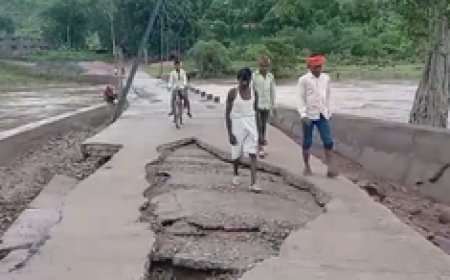 मध्य प्रदेश : पहली बारिश में ही धराशायी हुआ राम गमन पथ के लिए बनाया जा रहा पुल