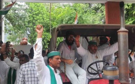 गाजियाबाद डीएम कार्यालय पर भारतीय किसान यूनियन का धरना प्रदर्शन: ट्रैक्टरों के साथ कलेक्ट्रेट में घुसे किसान