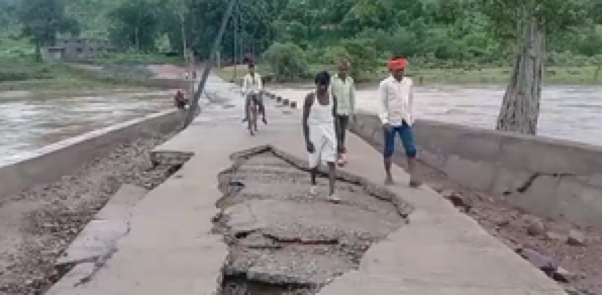 मध्य प्रदेश : पहली बारिश में ही धराशायी हुआ राम गमन पथ के लिए बनाया जा रहा पुल
