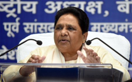 कांग्रेस सत्ता में नहीं होने पर वोटों के लिए एससी-एसटी की हितैषी बन जाती है : मायावती