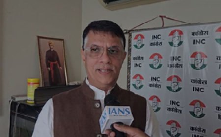 बिना बुलाए कहीं जाने की पीएम मोदी की आदत, त्योहारों पर विवाद पैदा करना भाजपा की मानसिकता : पवन खेड़ा