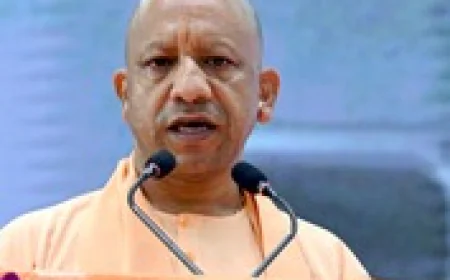 यूपी में महिलाओं की सहूलियत के लिए सीएम योगी ने 'पिंक बस टॉयलेट' का किया लोकार्पण