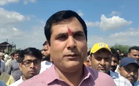 गाजियाबाद के डासना देवी मंदिर में धरने पर बैठे लोनी विधायक नंदकिशोर गुर्जर