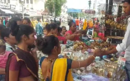 करवा चौथ : खरीदारी के लिए बाजारों में सुहागिनों की भीड़