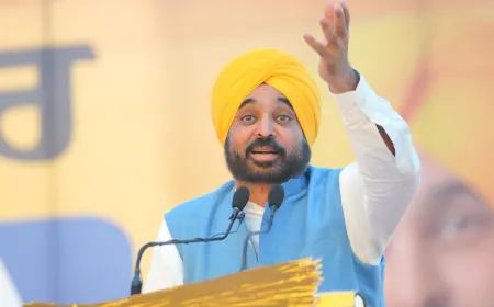केजरीवाल और भगवंत मान ने डेरा बाबा नानक में की विशाल रैली, आप उम्मीदवार गुरदीप रंधावा के लिए मांगा समर्थन