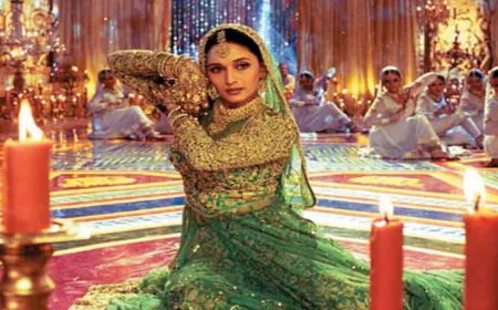 'धक धक गर्ल' माधुरी दीक्षित ने बताया 'हमेशा रहता है प्यार का नूर'