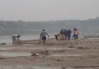 Gorakhpur में Chhath Ghat पर बेदी बनाने को लेकर बवाल, MP Ravi Kishan ने यात्रियों से पूछा- “कइसन बा व्यवस्था?”