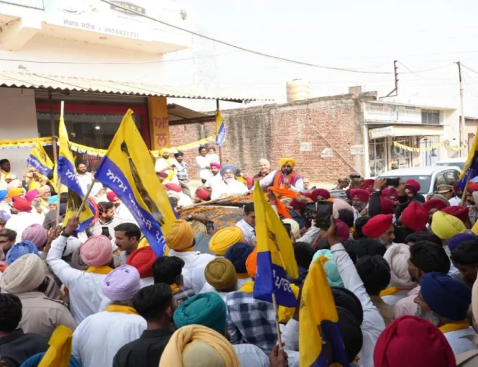Tarn Taran में CM Bhagwant Mann का मेगा रोड शो — Harmeet Sandhu के समर्थन में उमड़ा जनसैलाब, 'AAP Ki Sarkar, AAP Ka Vidhayak' का नारा गूंजा