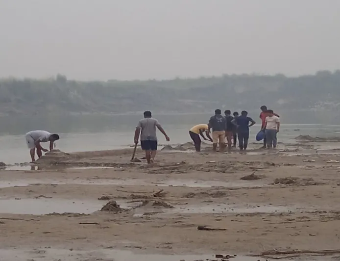 Gorakhpur में Chhath Ghat पर बेदी बनाने को लेकर बवाल, MP Ravi Kishan ने यात्रियों से पूछा- “कइसन बा व्यवस्था?”