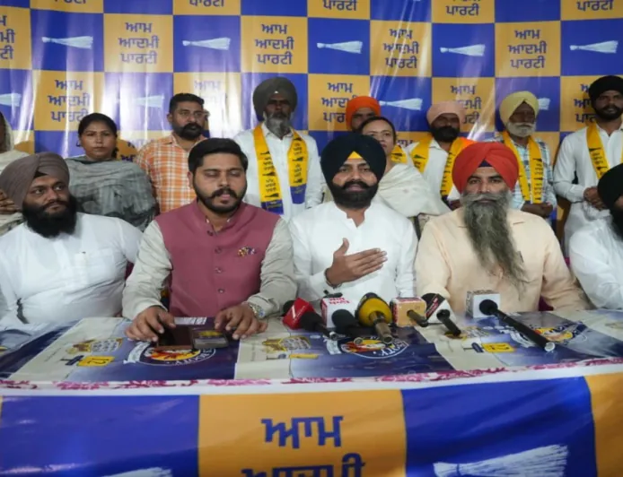 Tarn Taran में Congress को बड़ा झटका, दर्जनों परिवार AAP में शामिल — Harmeet Singh Sandhu को मिला लोगों का समर्थन