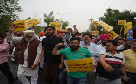 Tarn Taran में AAP का विरोध प्रदर्शन, Raja Warring के Casteist Remarks के खिलाफ फूंका पुतला