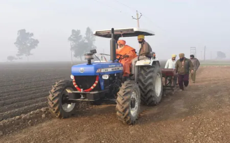 मिसाल बने AAP MP Seechewal: खुद tractor चलाकर पहुंचे flood-affected fields में, किसानों के साथ मिलकर कर रहे मदद