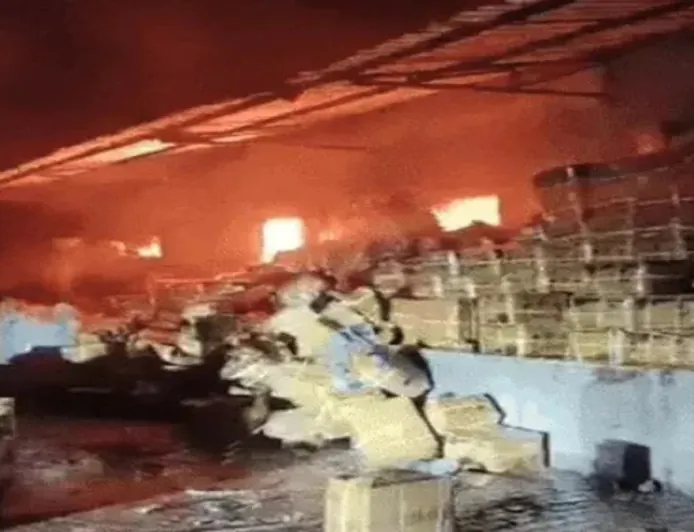 Ambala में Plastic Bottle Factory में भीषण आग! लाखों का सामान जलकर खाक, Fire Brigade को आग पर काबू पाने में लगे 4 घंटे!