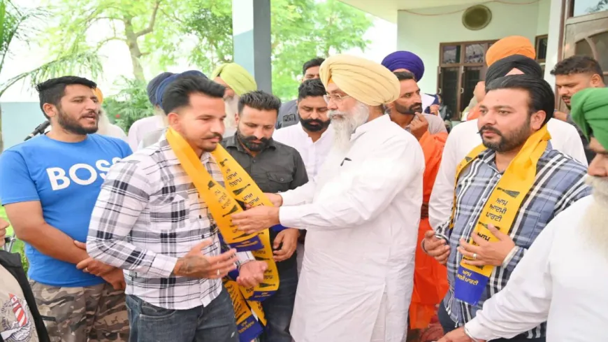 Shiromani Akali Dal को बड़ा झटका, Sarpanch Happy की प्रेरणा से दर्जनों Families APP में शामिल