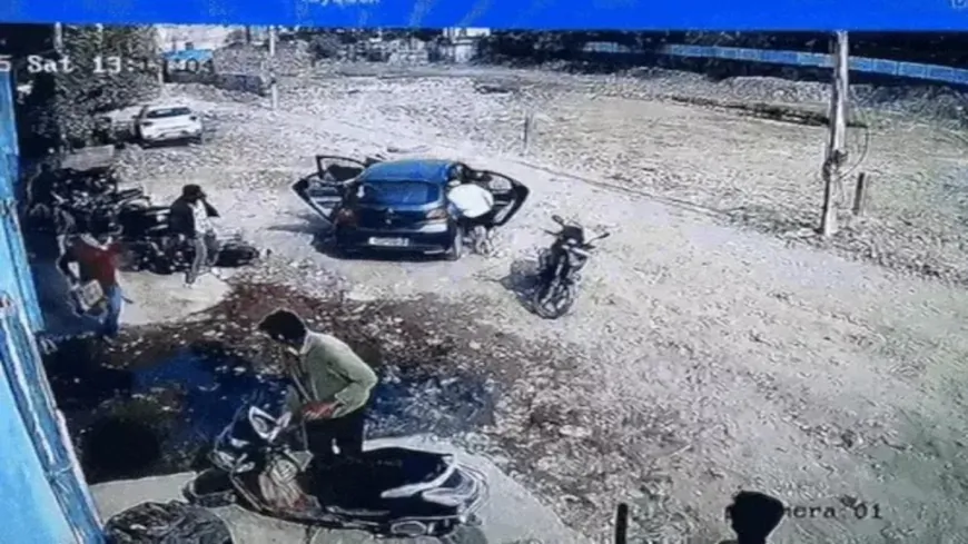 Gurugram में Delivery Boy पर जानलेवा हमला: चलती Car से उतरे हमलावरों ने कुल्हाड़ी, लाठी-डंडों से बरसाए वार, हालत Critical