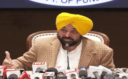 विदेश से लौटे CM Mann का Congress पर तंज: दोहा पढ़ा कि- कबीरा तेरी झोपड़ी, गलकटियन के पास, जो करेगा सो भरेगा, तू क्यों भयो उदास